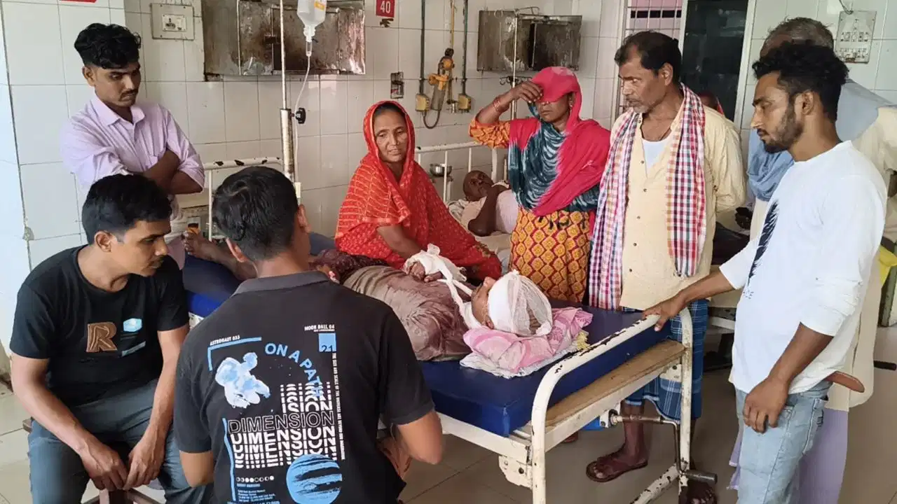 PUBG खेल रहे युवक पर जानलेवा हमला, धारदार हथियार से हमला कर कान काटने का आरोप, भागलपुर की घटना से सनसनी PUBG खेल रहे युवक पर जानलेवा हमला, धारदार हथियार से हमला कर कान काटने का आरोप, भागलपुर की घटना से सनसनी