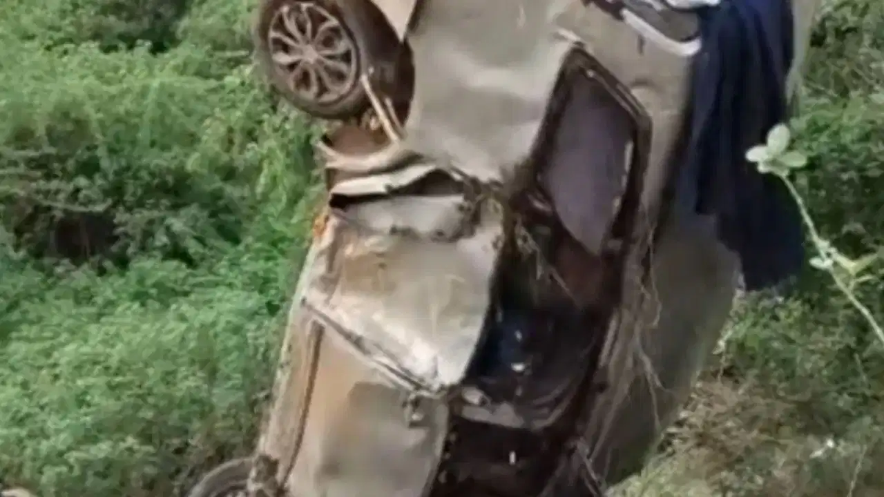 खाई में गिरी कार से खुला गुटखा तस्करी का राज, महाराष्ट्र पुलिस ने लाखों की अवैध खेप की जब्त खाई में गिरी कार से खुला गुटखा तस्करी का राज, महाराष्ट्र पुलिस ने लाखों की अवैध खेप की जब्त