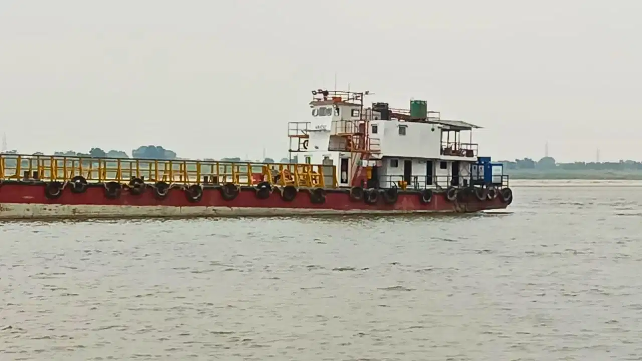 गंगा में जलस्तर घटा, बीच धारा में 20 दिनों से फंसा मालवाहक जहाज गंगा में जलस्तर घटा, बीच धारा में 20 दिनों से फंसा मालवाहक जहाज