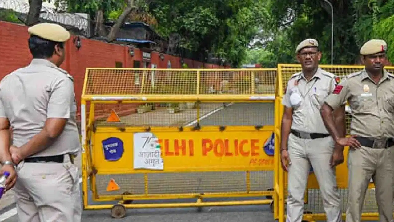 पेपर लीक-चढ़ावा चोरी पर लोकसभा में हंगामा, राज्यसभा में खरगे बोले- जंतर-मंतर पर लाठीचार्ज, छात्रों को मारने की कोशिश