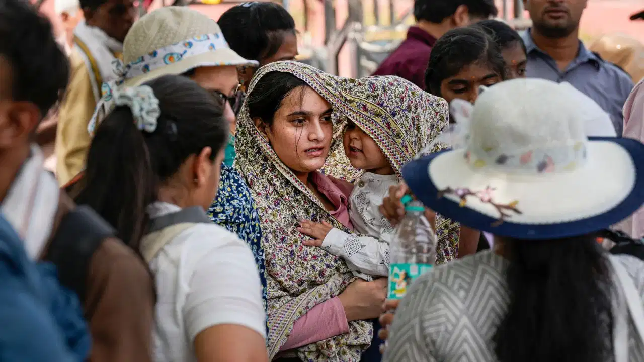 Delhi Weather: दिल्ली की हवा हुई जहरीली! 85 दिनों में सबसे खराब AQI, 36°C में 45°C जैसी गर्मी ने बढ़ाई परेशानी Delhi Weather: दिल्ली की हवा हुई जहरीली! 85 दिनों में सबसे खराब AQI, 36°C में 45°C जैसी गर्मी ने बढ़ाई परेशानी
