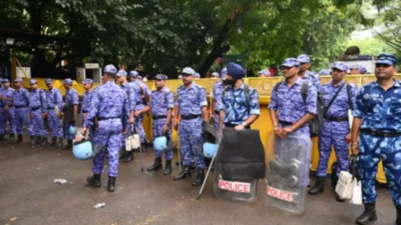 दिल्ली में प्रदर्शनों का असर, सुरक्षा के लिए बंगाल से बुलाई गईं CRPF की 20 अतिरिक्त कंपनियां दिल्ली में प्रदर्शनों का असर, सुरक्षा के लिए बंगाल से बुलाई गईं CRPF की 20 अतिरिक्त कंपनियां