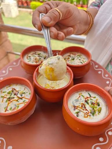 Matka Kulfi Recipe: इन 4 चीजों को मिलाकर घर में बनाएं बाजार जैसी मटका कुल्फी, स्वाद ऐसा कि बच्चे हो जाएंगे दीवाने Matka Kulfi Recipe: इन 4 चीजों को मिलाकर घर में बनाएं बाजार जैसी मटका कुल्फी, स्वाद ऐसा कि बच्चे हो जाएंगे दीवाने