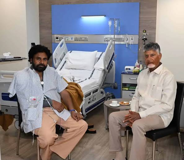 मुख्यमंत्री चंद्रबाबू नायडू ने मुंबई के अस्पताल में पवन कल्याण से की मुलाकात, सर्जरी के बाद स्वास्थ्य में हो रहा है सुधार