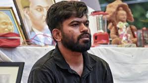 अभिजीत दीपके पर AIMIM नेता का विवादित बयान, राजनीतिक गलियारों में बढ़ा विवाद