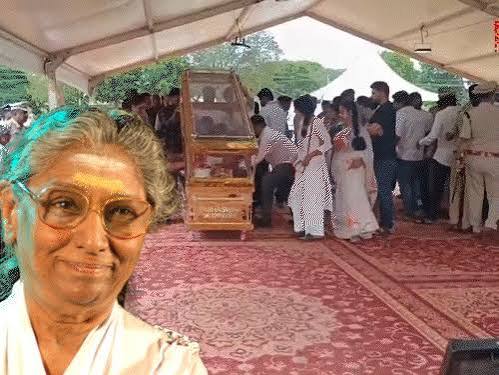 S Janaki Last Rites: राजकीय सम्मान के साथ हुआ ‘जानकी अम्मा’ का अंतिम संस्कार, नम आंखों से फैंस और कलाकारों ने दी अंतिम विदाई S Janaki Last Rites: राजकीय सम्मान के साथ हुआ ‘जानकी अम्मा’ का अंतिम संस्कार, नम आंखों से फैंस और कलाकारों ने दी अंतिम विदाई