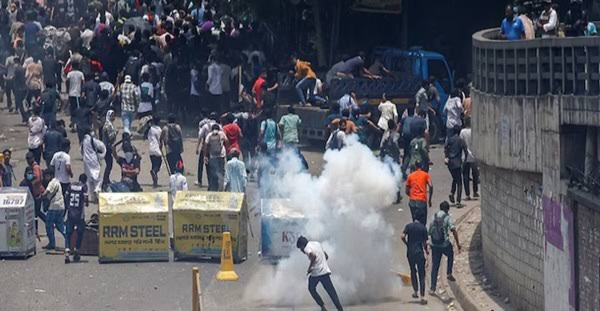 संसद तक पहुंचे प्रदर्शनकारी, 20-25 मिनट तक चले आंसू गैस के गोले, मुख्य गेट बंद; तस्वीरों में देखें पूरा घटनाक्रम