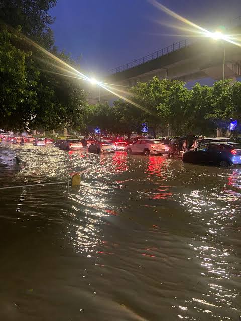 दिल्ली से गुरुग्राम तक झमाझम बारिश, तेज हवाओं ने मचाया कहर, ईस्ट ऑफ कैलाश में गाड़ियों पर गिरा पेड़ दिल्ली से गुरुग्राम तक झमाझम बारिश, तेज हवाओं ने मचाया कहर, ईस्ट ऑफ कैलाश में गाड़ियों पर गिरा पेड़