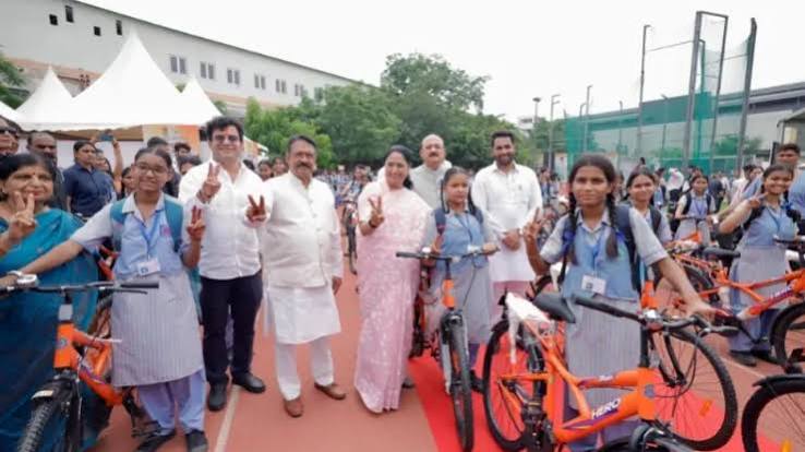 सरकारी स्कूलों की छात्राओं को बड़ी सौगात, CM रेखा गुप्ता ने बांटी 3,000 साइकिलें