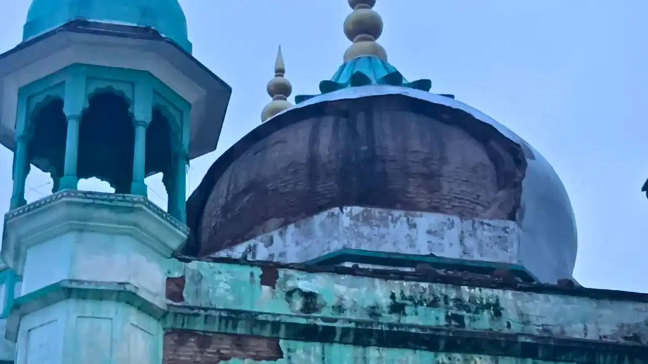 मथुरा में जामा मस्जिद के गुंबद का हिस्सा भरभराकर गिरा, बड़ा हादसा टला, इलाके में मचा हड़कंप मथुरा में जामा मस्जिद के गुंबद का हिस्सा भरभराकर गिरा, बड़ा हादसा टला, इलाके में मचा हड़कंप