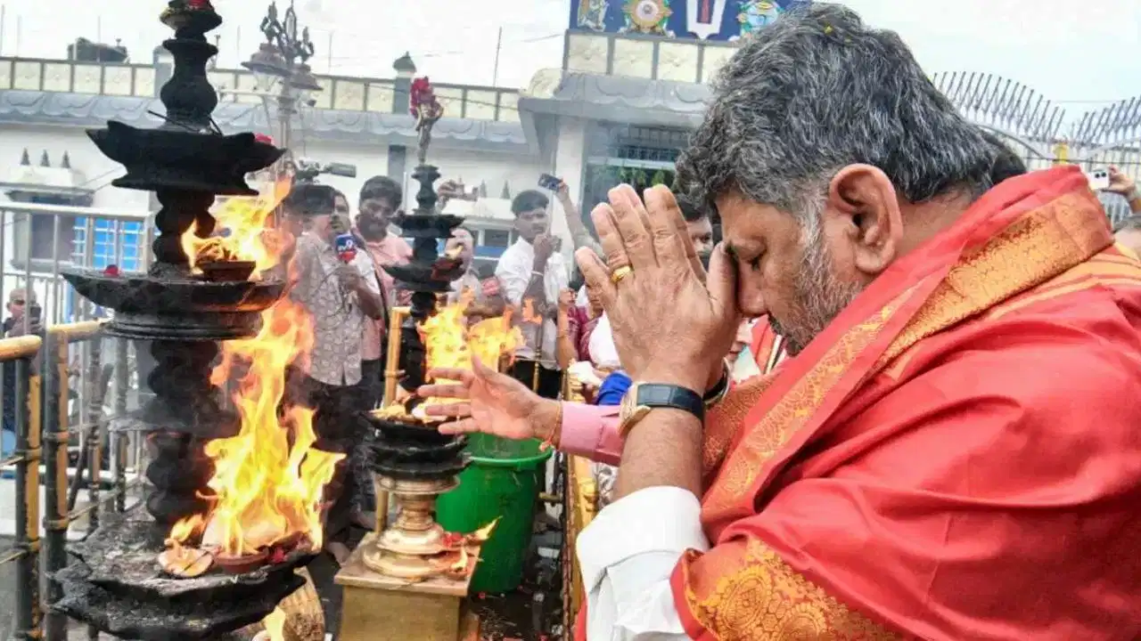तिरुपति मंदिर की 400 साल पुरानी परंपरा में बदलाव, अब कर्नाटक के मंत्री और विधायक भी पहली आरती में हो सकेंगे शामिल तिरुपति मंदिर की 400 साल पुरानी परंपरा में बदलाव, अब कर्नाटक के मंत्री और विधायक भी पहली आरती में हो सकेंगे शामिल