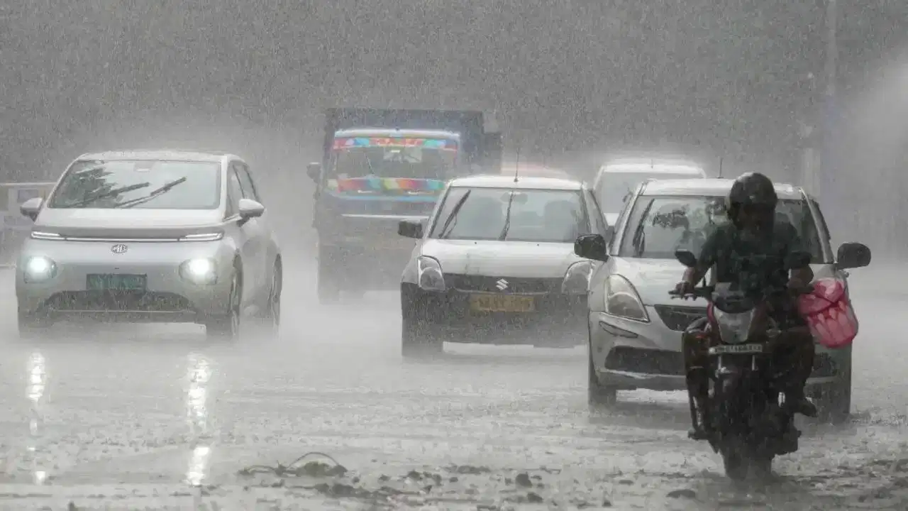 मानसून में कार चलाने से पहले जान लें ये जरूरी बातें, छोटी सी लापरवाही पड़ सकती है भारी!