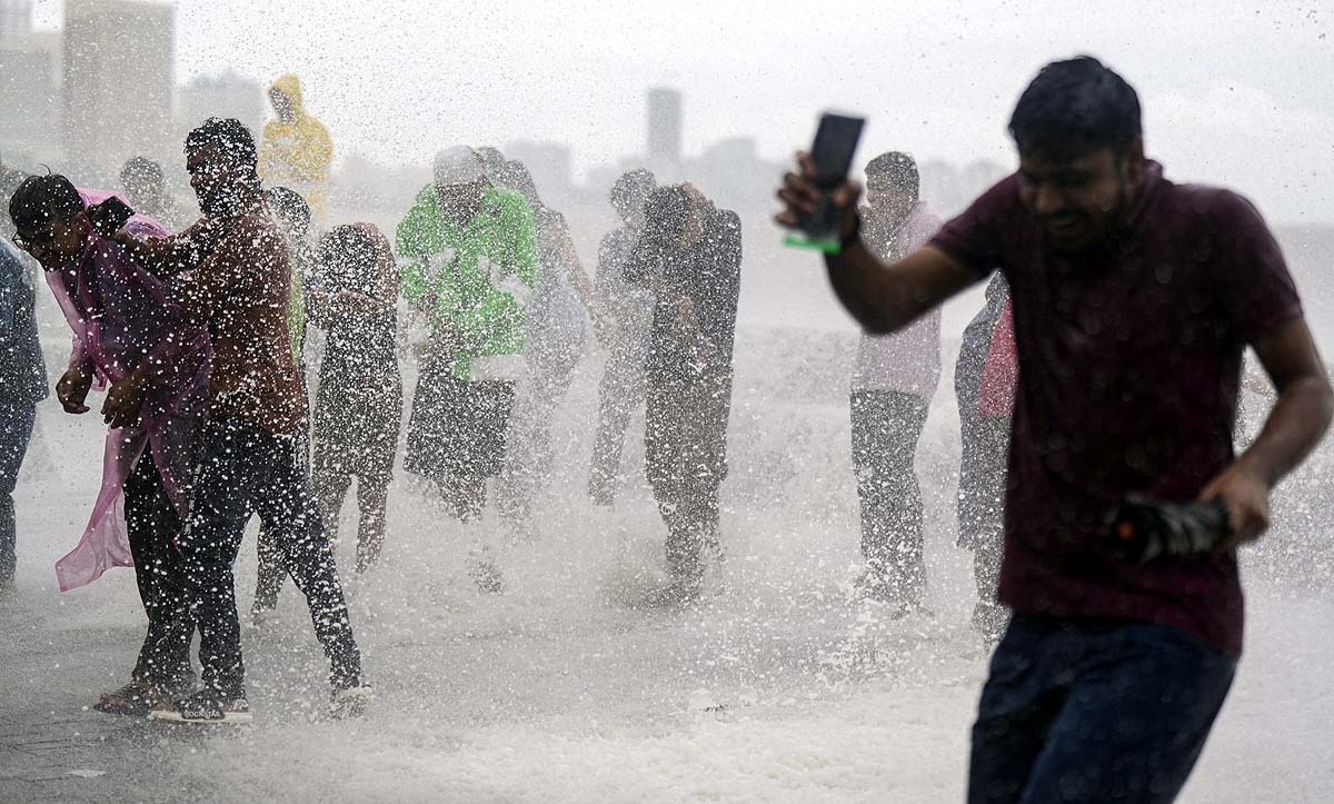 समंदर किनारे बसे मुंबई में बारिश का पानी क्यों नहीं निकलता? बाढ़ का असली कारण क्या है? समंदर किनारे बसे मुंबई में बारिश का पानी क्यों नहीं निकलता? बाढ़ का असली कारण क्या है?