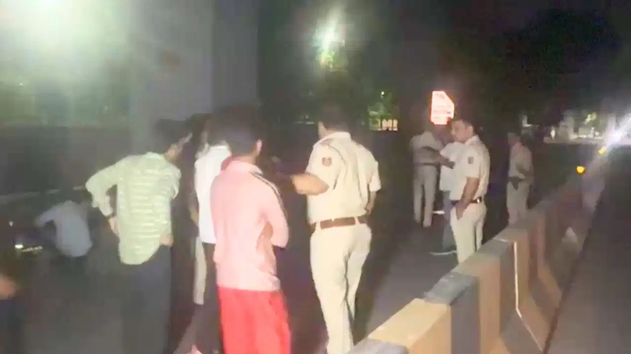दिल्ली: जन्मदिन पर पत्नी की गोली मारकर हत्या, सड़क किनारे छोड़कर फरार हुआ कांस्टेबल; डिलीवरी बॉय ने पहुंचाया अस्पताल दिल्ली: जन्मदिन पर पत्नी की गोली मारकर हत्या, सड़क किनारे छोड़कर फरार हुआ कांस्टेबल; डिलीवरी बॉय ने पहुंचाया अस्पताल