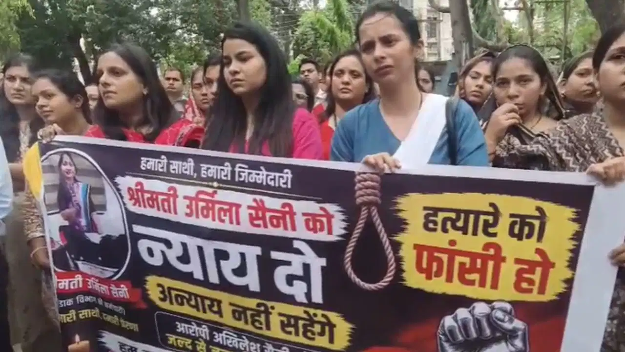 पति ने ऑनलाइन मंगाया मर्डर वेपन… पत्नी की हत्या के बाद नहाया, खून से सने कपड़े नाली में बहाए; बेटी बोली- ‘पापा को कड़ी सजा मिले’ पति ने ऑनलाइन मंगाया मर्डर वेपन… पत्नी की हत्या के बाद नहाया, खून से सने कपड़े नाली में बहाए; बेटी बोली- ‘पापा को कड़ी सजा मिले’