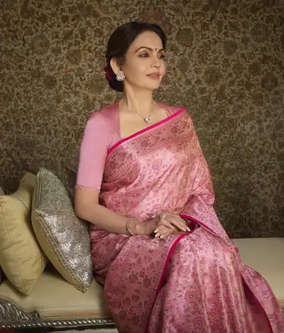 Nita Ambani Saree: नीता अंबानी ने हीरों के गहनों संग दिखाई शाही शान, 2 महीने में तैयार हुई यह बनारसी साड़ी
