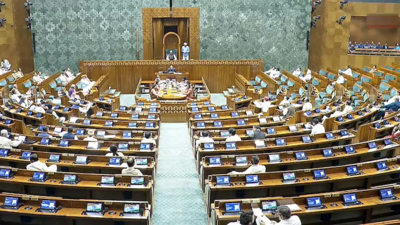 पेपर लीक-चढ़ावा चोरी पर लोकसभा में हंगामा, राज्यसभा में खरगे बोले- जंतर-मंतर पर लाठीचार्ज, छात्रों को मारने की कोशिश पेपर लीक-चढ़ावा चोरी पर लोकसभा में हंगामा, राज्यसभा में खरगे बोले- जंतर-मंतर पर लाठीचार्ज, छात्रों को मारने की कोशिश