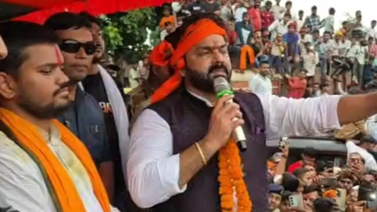 पवन सिंह और तेजस्वी रोड-शो में आमने-सामने, इशारों में हुई बात