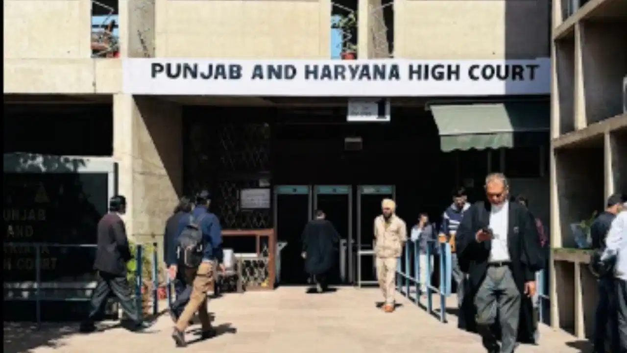 रेप के दोषी की सजा में बड़ा बदलाव, कोर्ट ने सुनाई उम्रकैद; 73 लाख रुपये का लगाया जुर्माना रेप के दोषी की सजा में बड़ा बदलाव, कोर्ट ने सुनाई उम्रकैद; 73 लाख रुपये का लगाया जुर्माना