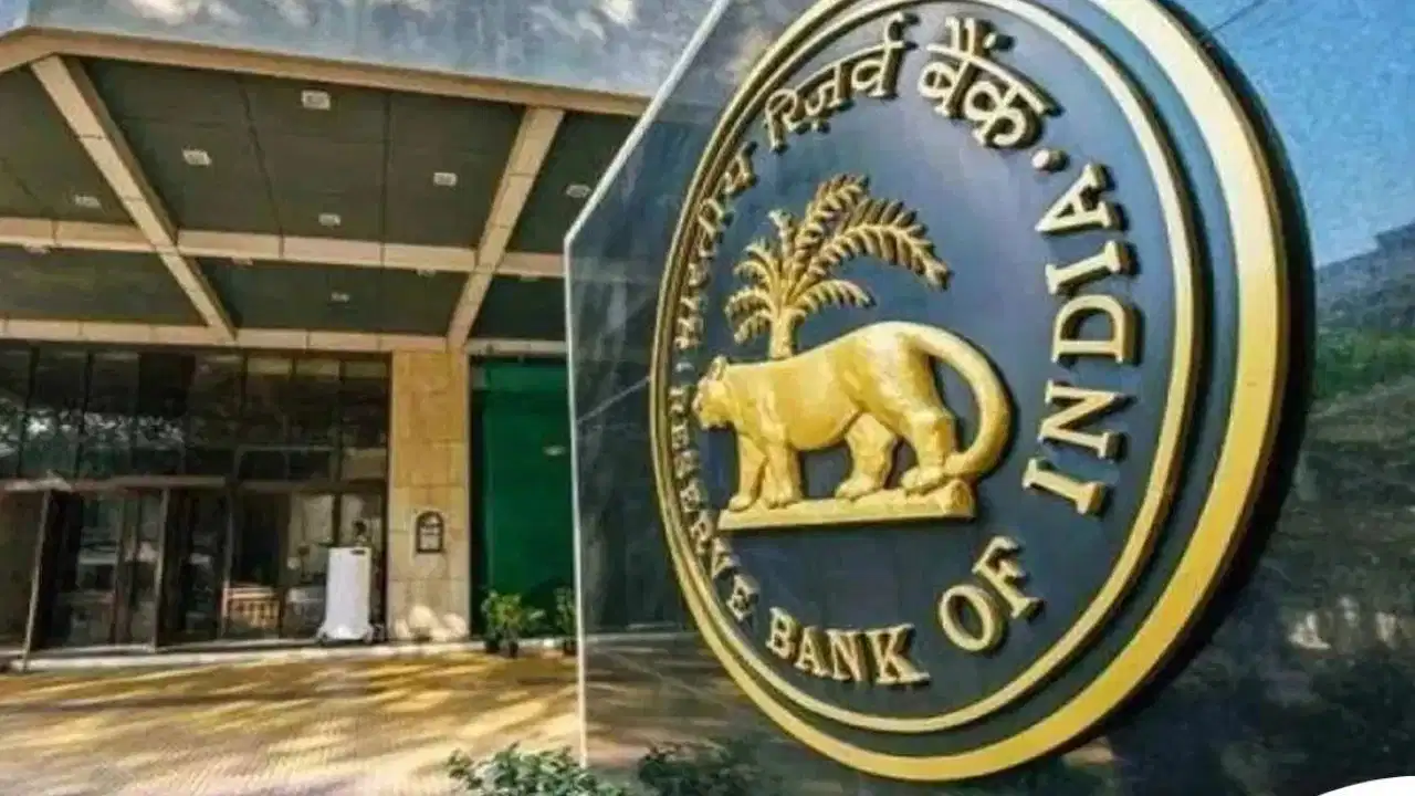 RBI का बड़ा एक्शन! मुथूट फाइनेंस समेत 6 कंपनियों पर लगाया जुर्माना, जानिए क्या है वजह? RBI का बड़ा एक्शन! मुथूट फाइनेंस समेत 6 कंपनियों पर लगाया जुर्माना, जानिए क्या है वजह?
