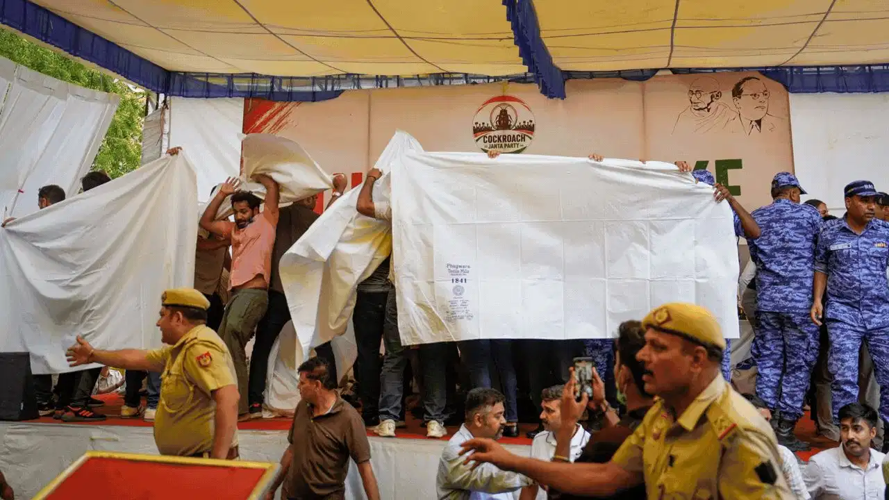 सफेद चादर और सादे कपड़ों में पुलिसकर्मी… जंतर-मंतर से सोनम वांगचुक को हटाने के लिए दिल्ली पुलिस ने कैसे बनाई रणनीति?