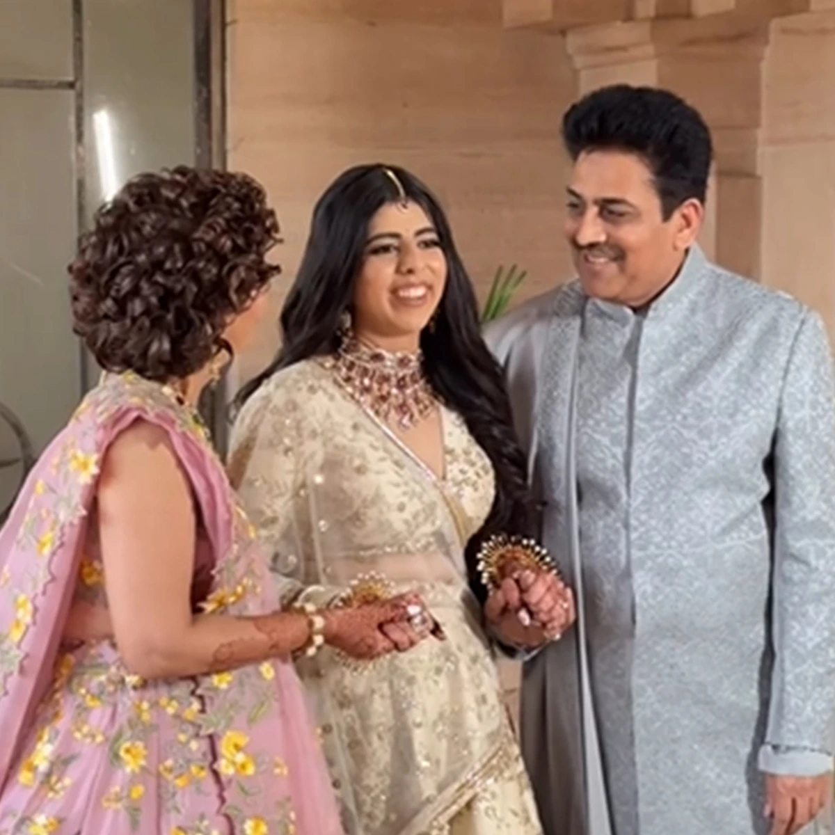 लाखों का लहंगा, करोड़ों का वेन्यू, ‘तारक मेहता’ फेम अभिनेता ने की बेटी की रॉयल शादी, मेहमान बने विक्की कौशल लाखों का लहंगा, करोड़ों का वेन्यू, ‘तारक मेहता’ फेम अभिनेता ने की बेटी की रॉयल शादी, मेहमान बने विक्की कौशल