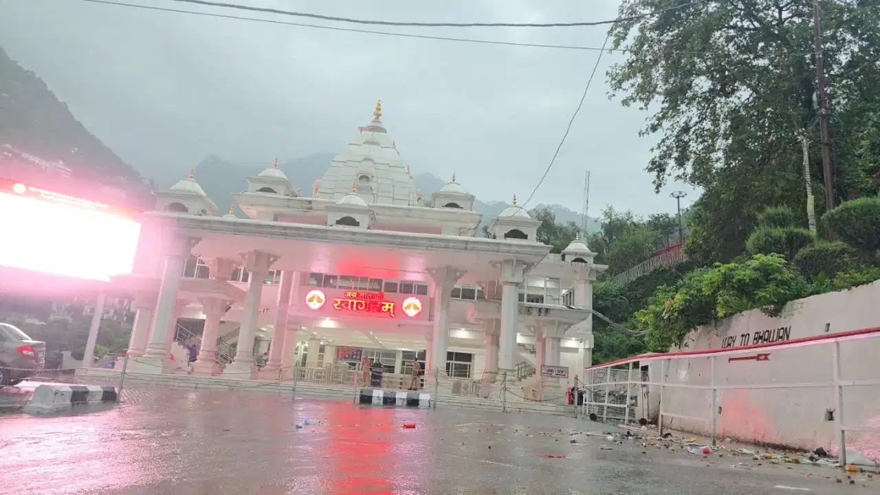 अमरनाथ के बाद अब वैष्णो देवी यात्रा भी स्थगित, खराब मौसम की वजह से IMD ने जारी किया अलर्ट अमरनाथ के बाद अब वैष्णो देवी यात्रा भी स्थगित, खराब मौसम की वजह से IMD ने जारी किया अलर्ट
