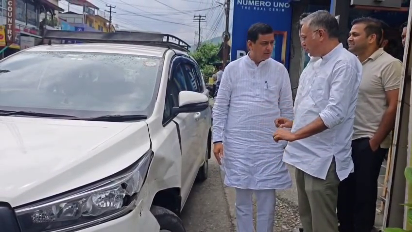 चमोली टनल हादसे का निरीक्षण करने जा रहे BJP सांसद अनिल बलूनी की गाड़ी पर गिरा पत्थर चमोली टनल हादसे का निरीक्षण करने जा रहे BJP सांसद अनिल बलूनी की गाड़ी पर गिरा पत्थर