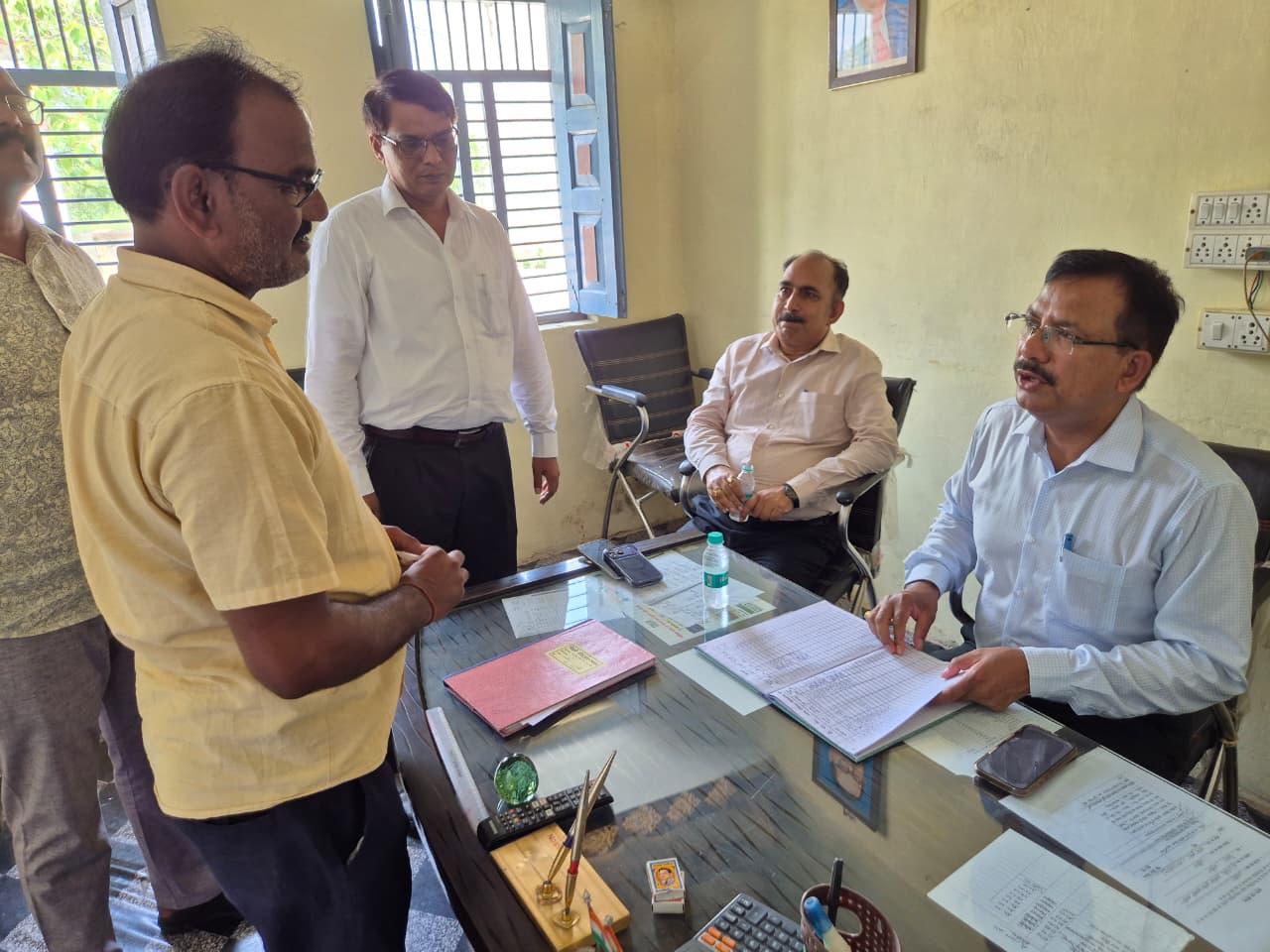 जालौन: डीएम ने सहकारी समितियों का किया औचक निरीक्षण, किसानों से संवाद कर जानी खाद वितरण की हकीकत जालौन: डीएम ने सहकारी समितियों का किया औचक निरीक्षण, किसानों से संवाद कर जानी खाद वितरण की हकीकत