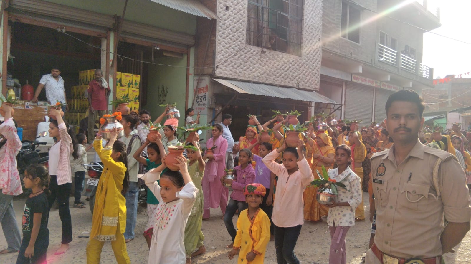 जालौन: माधौगढ नगर मे डीजे गाजे बाजे के साथ निकाली गई भव्य कलश यात्रा जालौन: माधौगढ नगर मे डीजे गाजे बाजे के साथ निकाली गई भव्य कलश यात्रा
