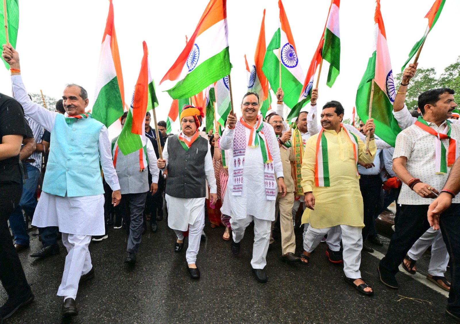जयपुर: बारिश के बीच जयपुर में गूंजी देशभक्ति, जेपी नड्डा और CM भजनलाल ने हजारों कार्यकर्ताओं संग निकाली भव्य तिरंगा यात्रा