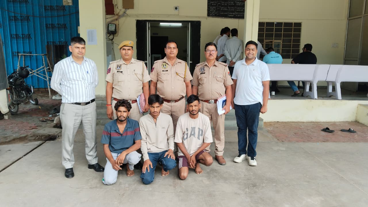 जयपुर में हाईवे लूट गिरोह का पर्दाफाश, युवक को किडनैप कर मांगी 15 लाख की फिरौती; 50 हजार लेकर छोड़ा, 3 आरोपी गिरफ्तार जयपुर में हाईवे लूट गिरोह का पर्दाफाश, युवक को किडनैप कर मांगी 15 लाख की फिरौती; 50 हजार लेकर छोड़ा, 3 आरोपी गिरफ्तार