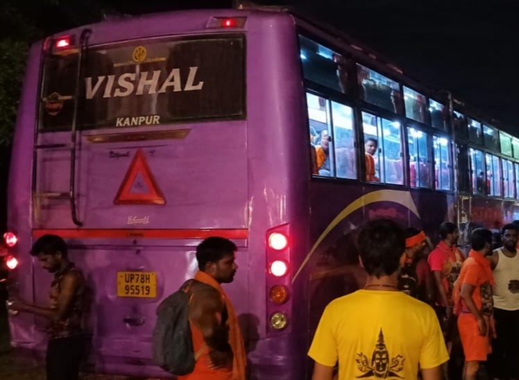 पिहानी: आधी रात में फंसे कांवड़ियों के लिए ‘देवदूत’ बने कोतवाल, 30 मिनट में दौड़ा दी मदद पिहानी: आधी रात में फंसे कांवड़ियों के लिए ‘देवदूत’ बने कोतवाल, 30 मिनट में दौड़ा दी मदद