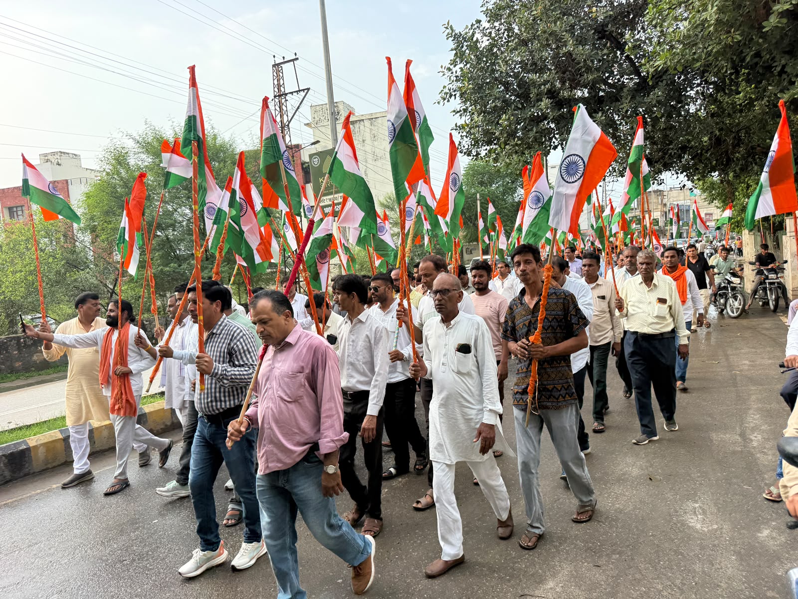 *नीमकाथाना में गूंजा राष्ट्रभक्ति का जयघोष, भाजपा ने निकाली भव्य तिरंगा यात्रा* *नीमकाथाना में गूंजा राष्ट्रभक्ति का जयघोष, भाजपा ने निकाली भव्य तिरंगा यात्रा*