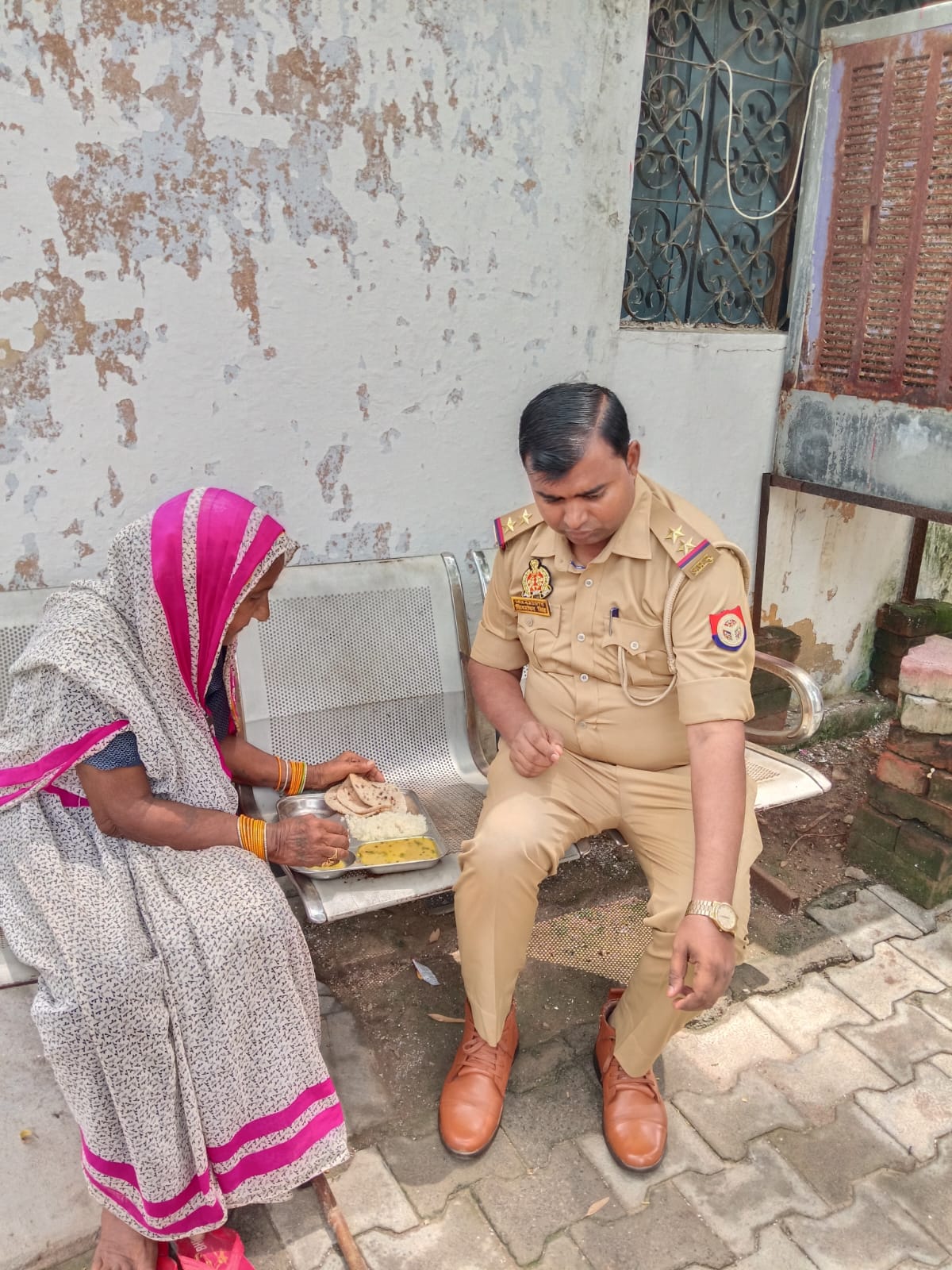 जालौन: लला, आटा मांगो तो बहू मारन दौड़ पड़ी”, थाने पहुंची सोमई की वृद्धा*  *बुंदेली में सुनाया दुखड़ा, थाना प्रभारी ने पहले खिलाई रोटी, फिर बहू को बुलाकर लगाई फटकार*