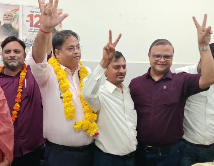 डॉ. जितेंद्र श्रीवास्तव बने प्रांतीय चिकित्सा सेवा संघ के जिलाध्यक्ष  हरदोई में हुए चुनाव में 110 में से 72 मत पाकर दर्ज की शानदार जीत  शाहाबाद जिला हरदोई से रिपोर्टिंग जगतपाल