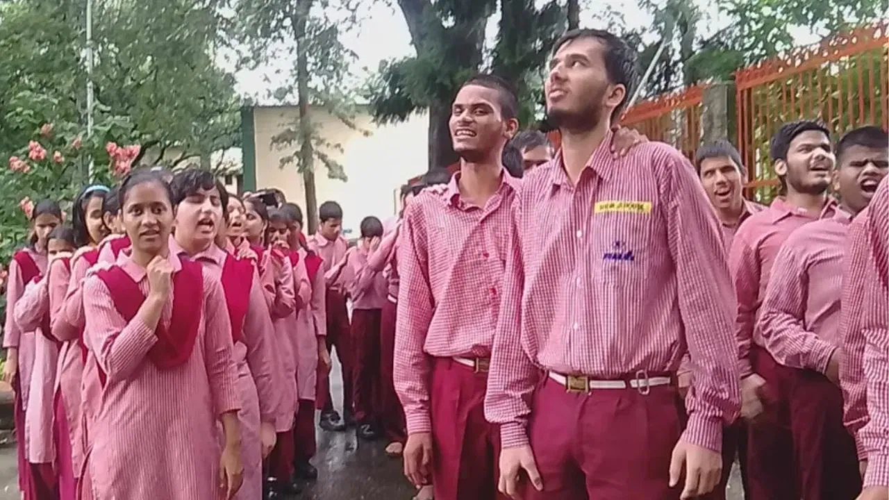 देहरादून में दिव्यांग छात्रों का आंदोलन जारी, अधिकारी का ‘धमकी’ वाला वीडियो वायरल देहरादून में दिव्यांग छात्रों का आंदोलन जारी, अधिकारी का ‘धमकी’ वाला वीडियो वायरल