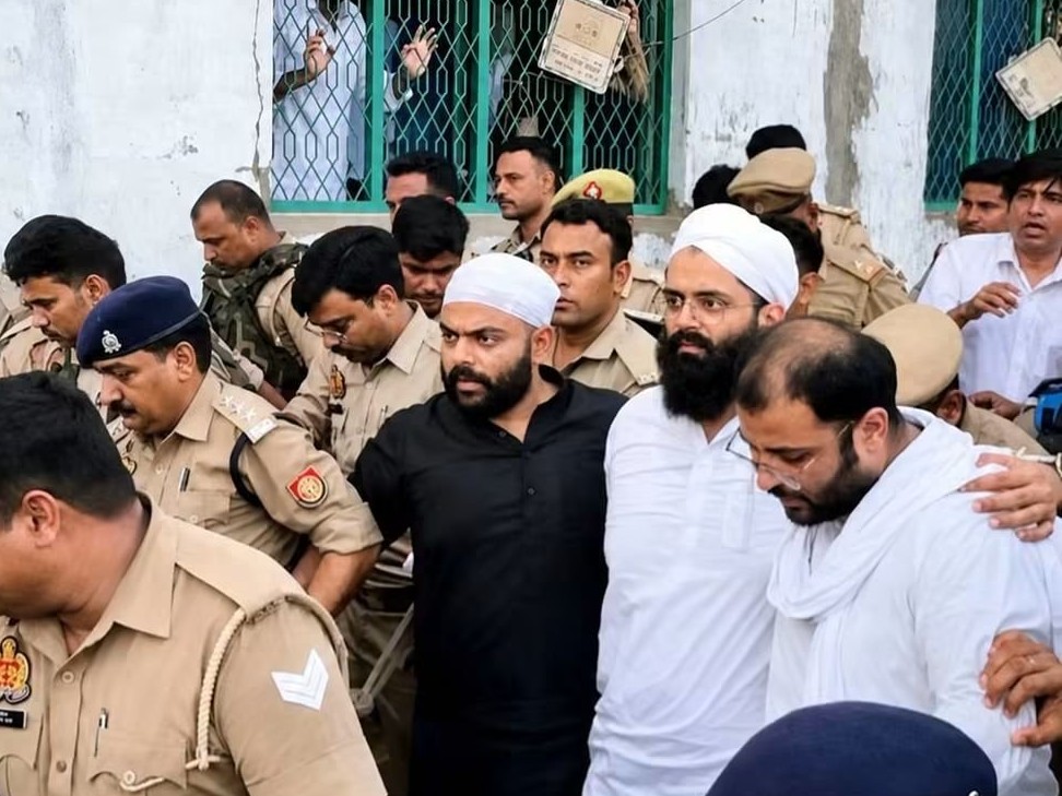 अतीक अहमद के बेटे के काफिले की गाड़ियों पर FIR, टोल बैरियर तोड़ने का आरोप अतीक अहमद के बेटे के काफिले की गाड़ियों पर FIR, टोल बैरियर तोड़ने का आरोप