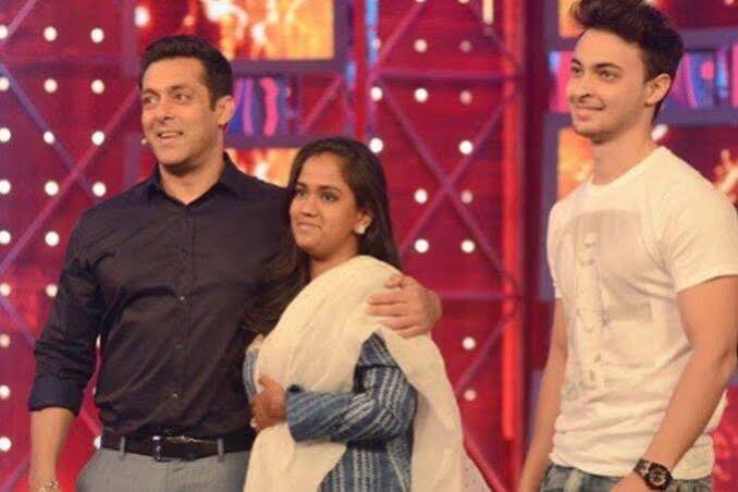‘तुम हमारे परिवार की धड़कन हो…’ बर्थडे पर आयुष शर्मा ने पत्नी अर्पिता खान पर लुटाया प्यार, शेयर किया खास पोस्ट ‘तुम हमारे परिवार की धड़कन हो…’ बर्थडे पर आयुष शर्मा ने पत्नी अर्पिता खान पर लुटाया प्यार, शेयर किया खास पोस्ट