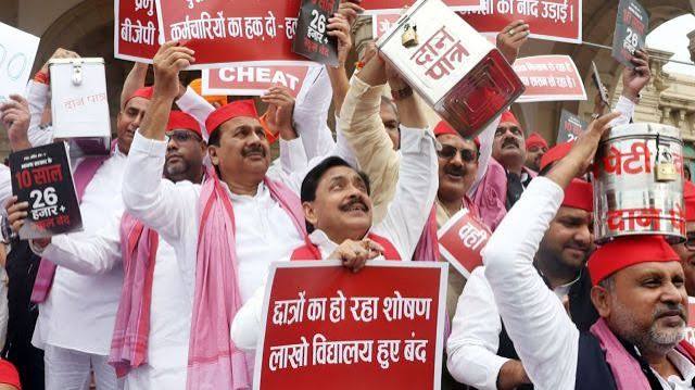 यूपी विधानसभा में सपा ने उठाया चढ़ावा चोरी का मुद्दा, सपा-बीजेपी के बीच जमकर नारेबाजी यूपी विधानसभा में सपा ने उठाया चढ़ावा चोरी का मुद्दा, सपा-बीजेपी के बीच जमकर नारेबाजी
