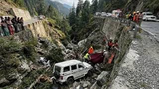 हिमाचल के सिरमौर में भीषण हादसा, खाई में गिरी बोलेरो कैंपर, 4 की मौत और 9 घायल हिमाचल के सिरमौर में भीषण हादसा, खाई में गिरी बोलेरो कैंपर, 4 की मौत और 9 घायल