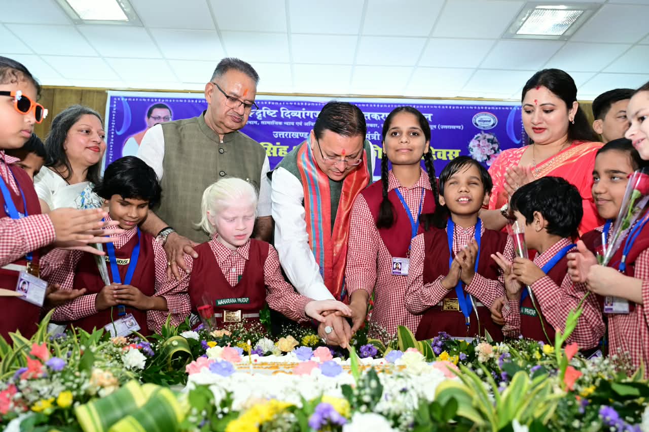 जन्मदिन पर दिव्यांग बच्चों के बीच पहुंचे CM धामी, भावुक हुए मुख्यमंत्री