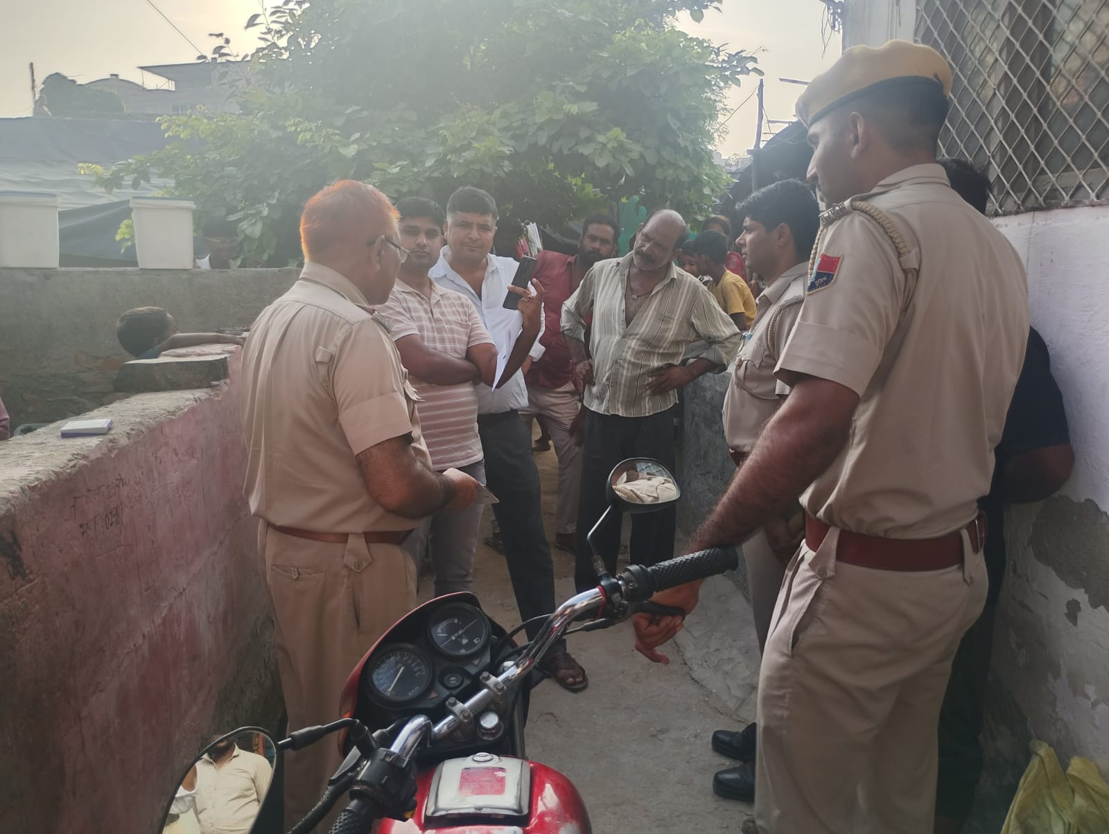 *नीमकाथाना कोतवाली पुलिस की बड़ी कार्रवाई:* *चोरी की मोटरसाइकिल खरीदने वाला युवक गिरफ्तार, बाइक बरामद* *नीमकाथाना कोतवाली पुलिस की बड़ी कार्रवाई:* *चोरी की मोटरसाइकिल खरीदने वाला युवक गिरफ्तार, बाइक बरामद*