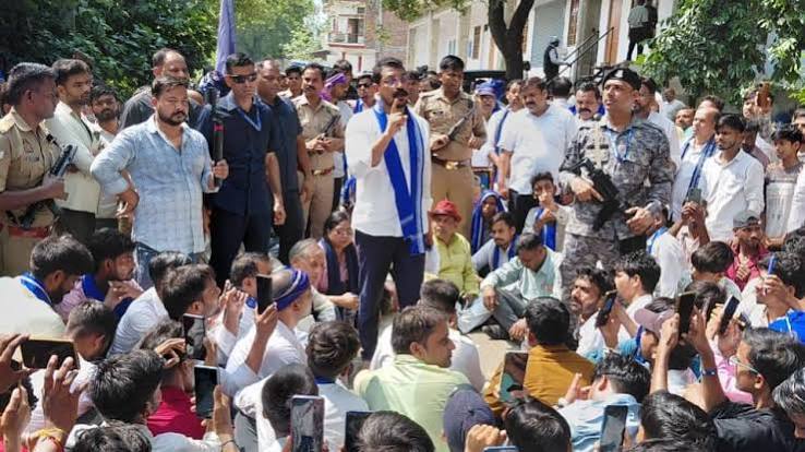 गोंडा विनोद साहनी हत्याकांड: चंद्रशेखर आजाद को पुलिस ने रोका, समर्थकों से धक्का-मुक्की के बाद हंगामा गोंडा विनोद साहनी हत्याकांड: चंद्रशेखर आजाद को पुलिस ने रोका, समर्थकों से धक्का-मुक्की के बाद हंगामा