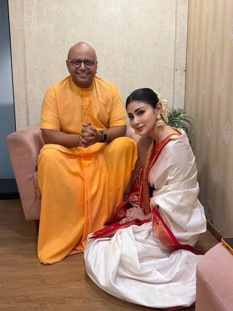 जन्माष्टमी पर व्हाइट साड़ी में ISKCON पहुंचीं मौनी रॉय, गौर गोपाल दास से की मुलाकात