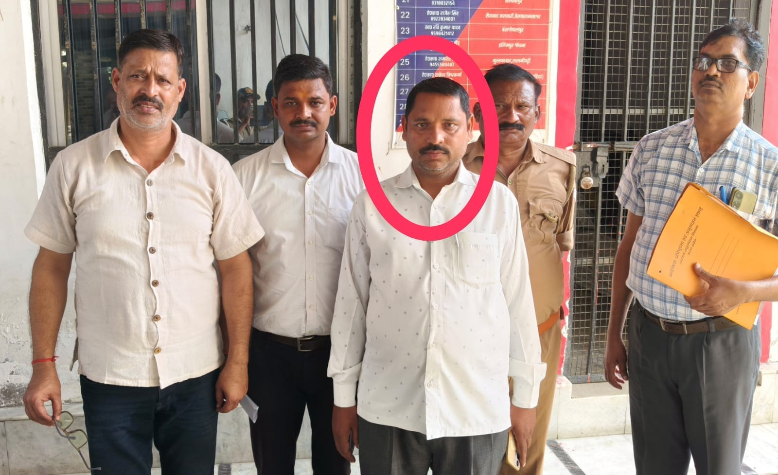 जौनपुर: शासन द्वारा चलाई गई विभिन्न योजनाओं में कुल 1.5 करोड़ का ऋण स्वीकृत कराकर, फर्जी वितरण कराने का मुख्य आरोपी गिरफ्तार जौनपुर: शासन द्वारा चलाई गई विभिन्न योजनाओं में कुल 1.5 करोड़ का ऋण स्वीकृत कराकर, फर्जी वितरण कराने का मुख्य आरोपी गिरफ्तार